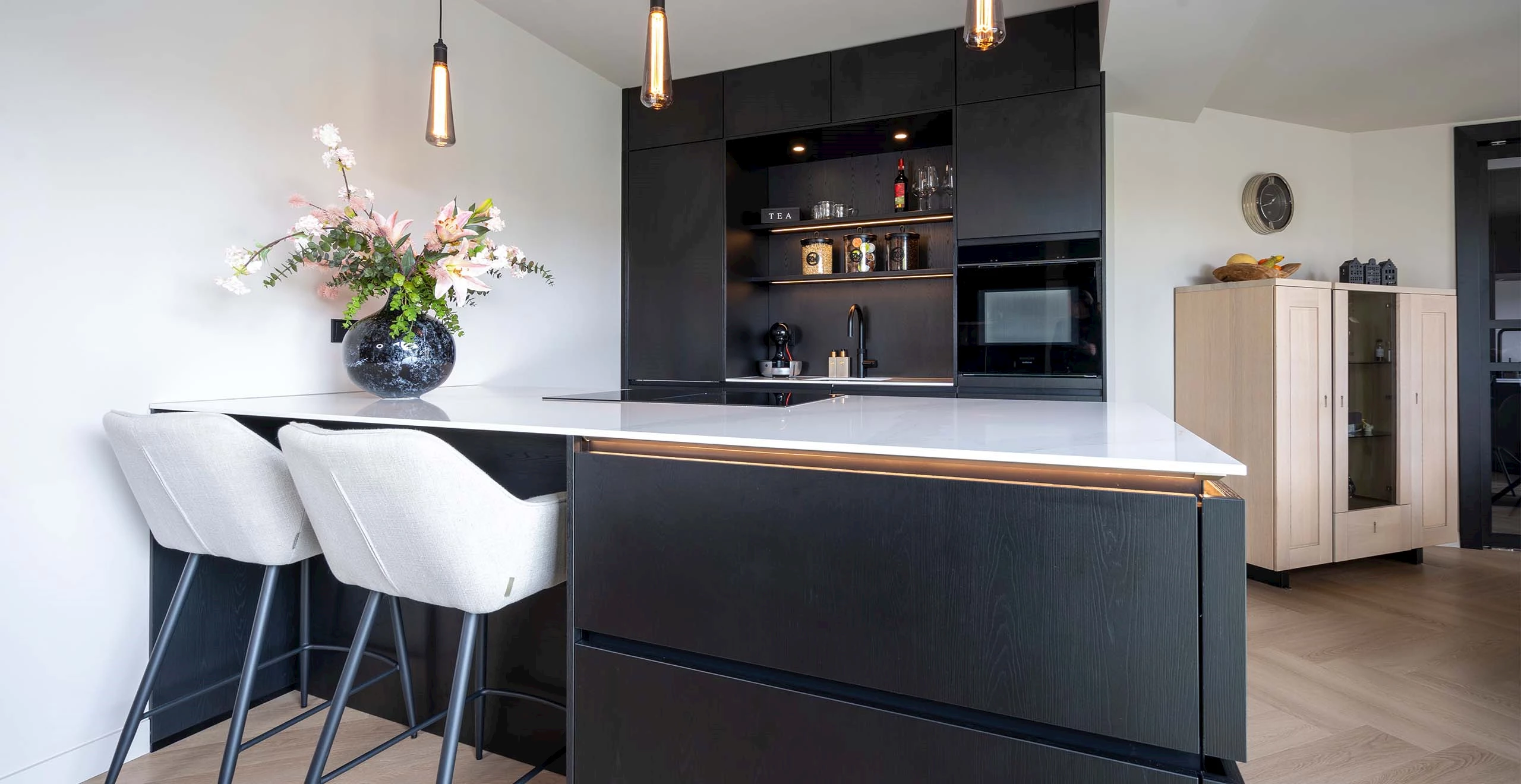 Luxe zwarte keuken met wit marmerlook blad