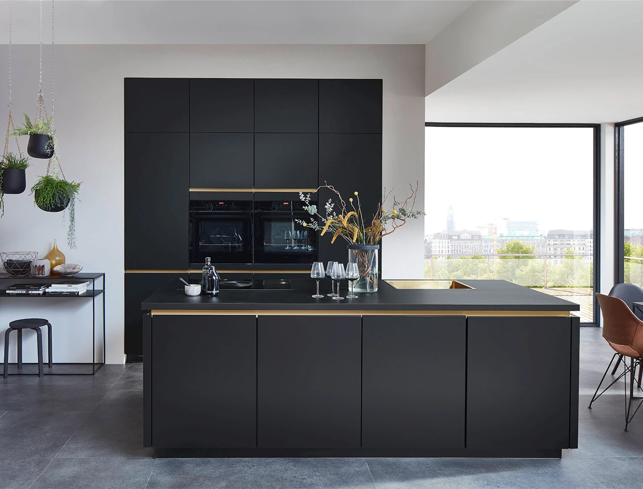 Zwarte keuken met kookeiland