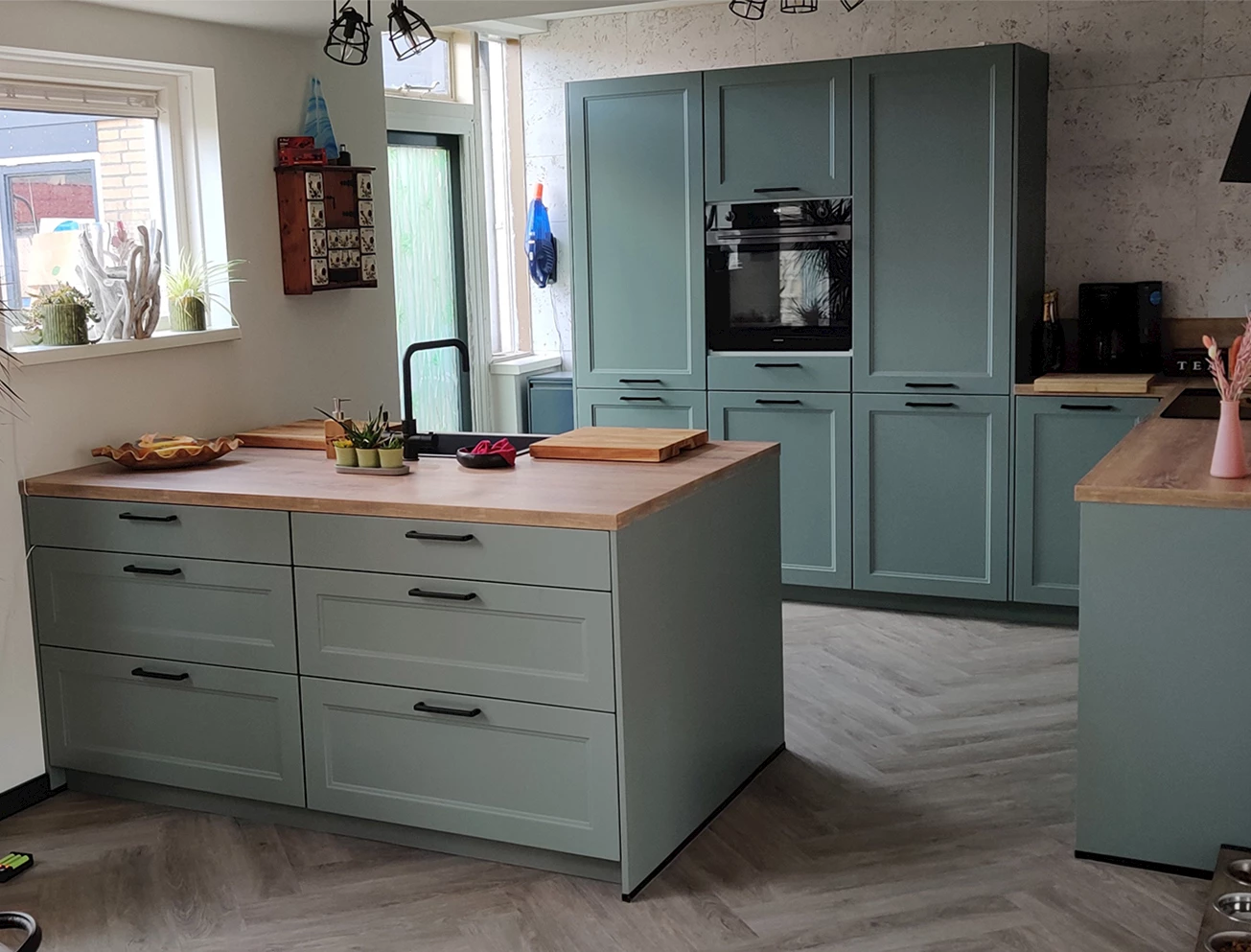Groene U-vorm keuken met eiland