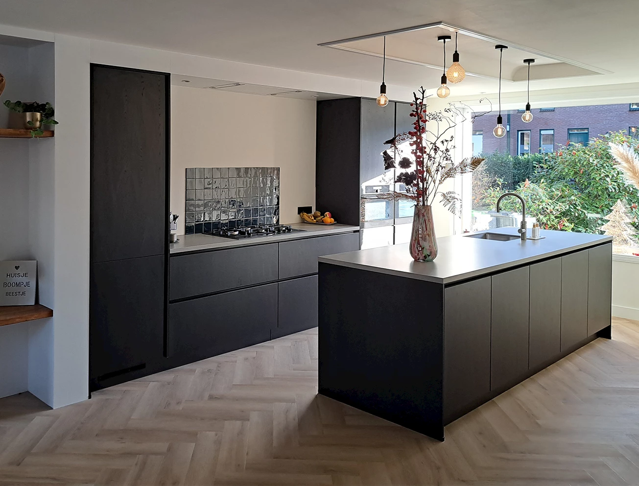 Zwarte strakke keuken met eiland