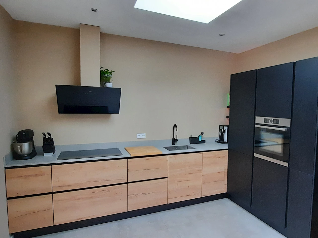 Hoekkeuken met hout en warme verlichting