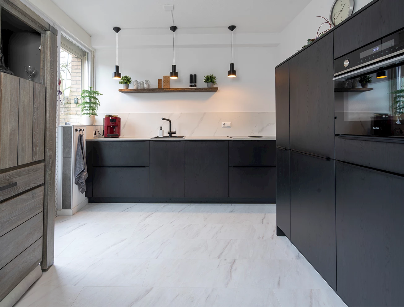 Zwarte moderne keuken