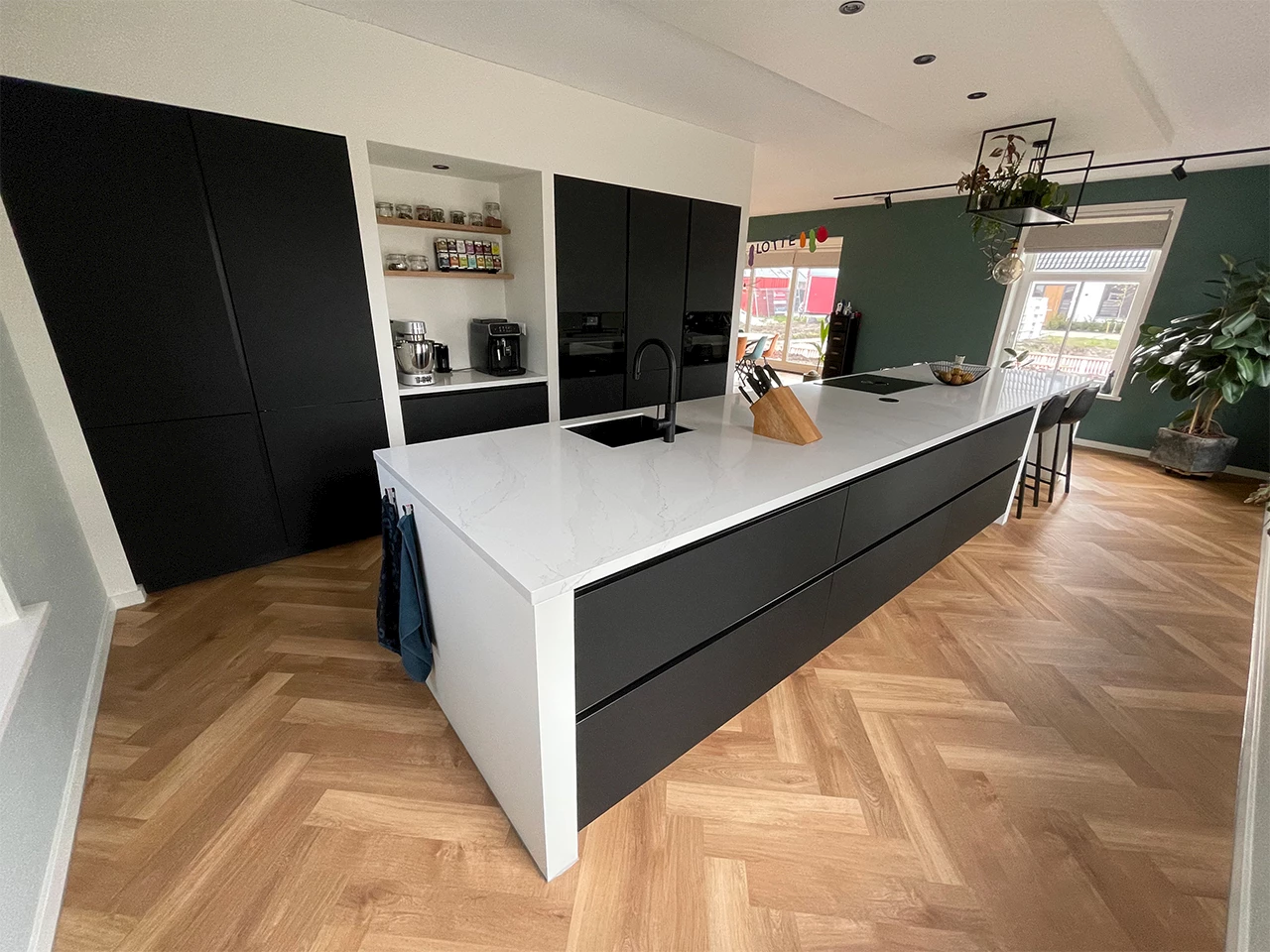 Wit marmerlook zwarte keuken