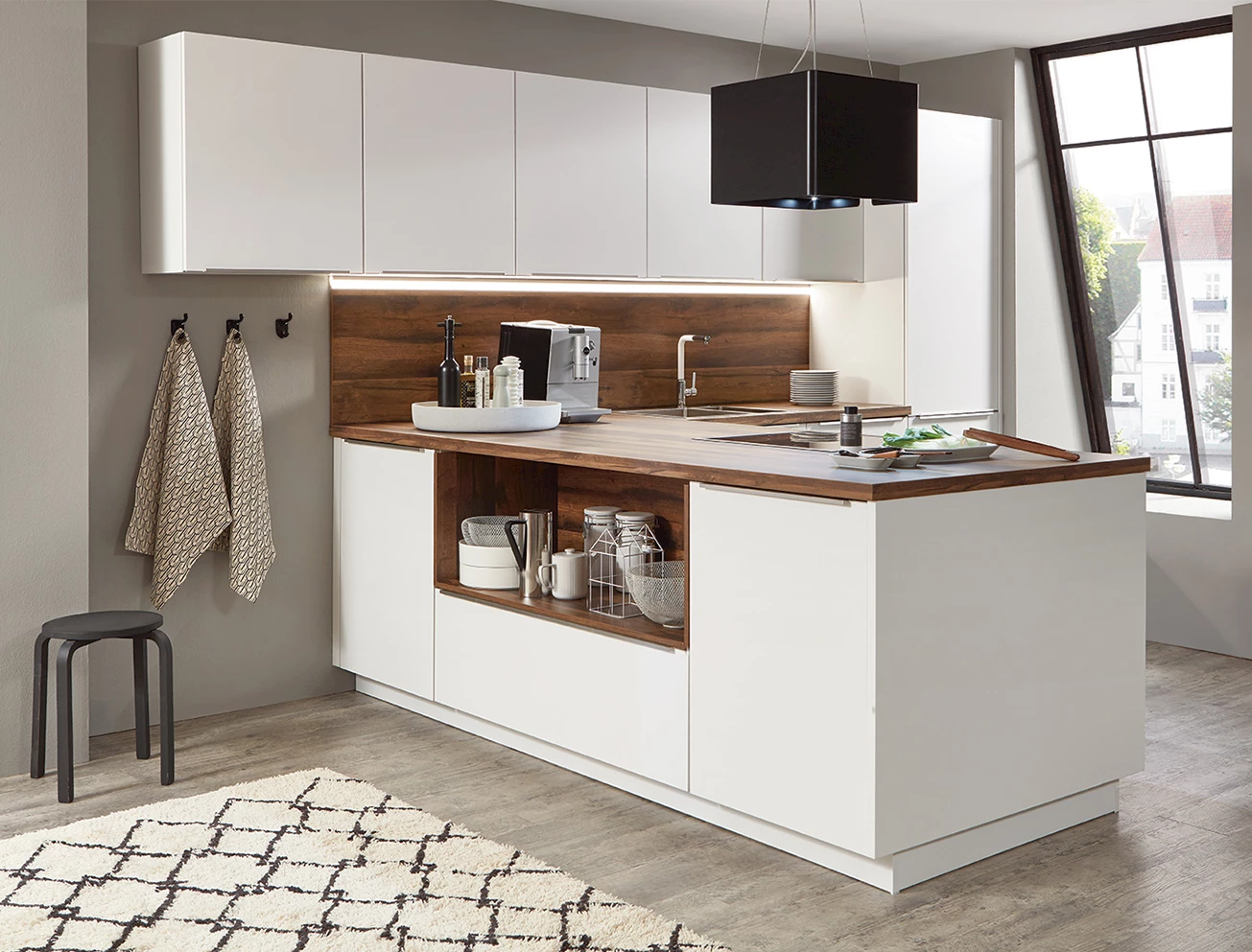 Landelijke witte keuken met eiland