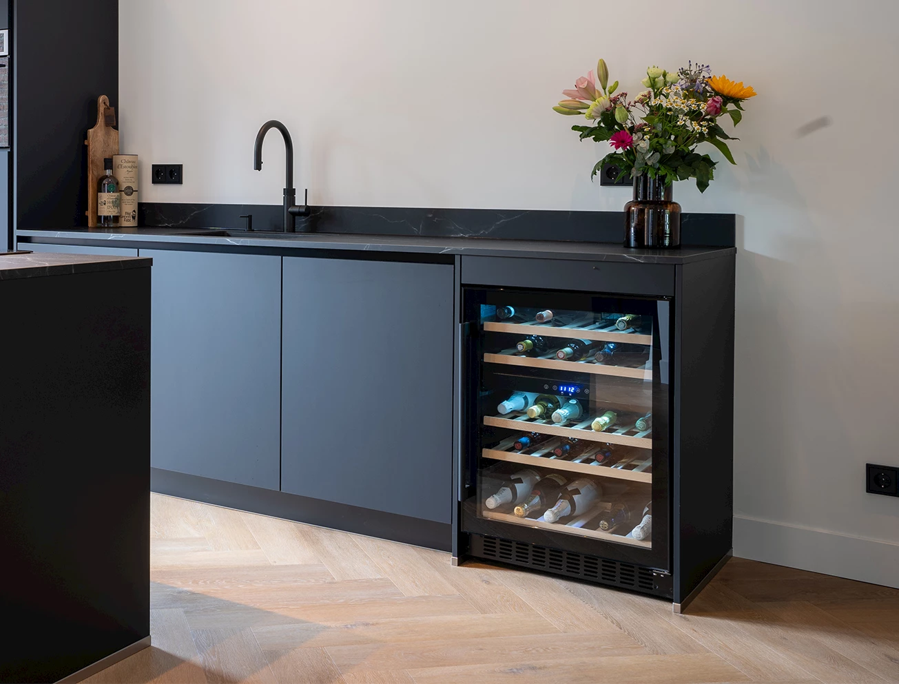 Schoonmaken wijnklimaatkast