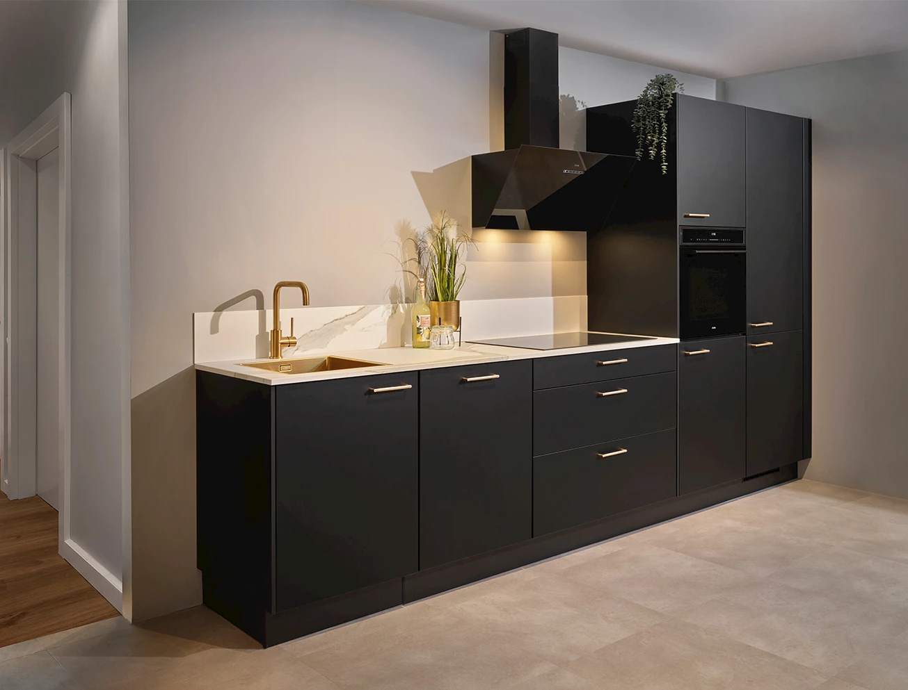 Rechte keuken met kastenwand