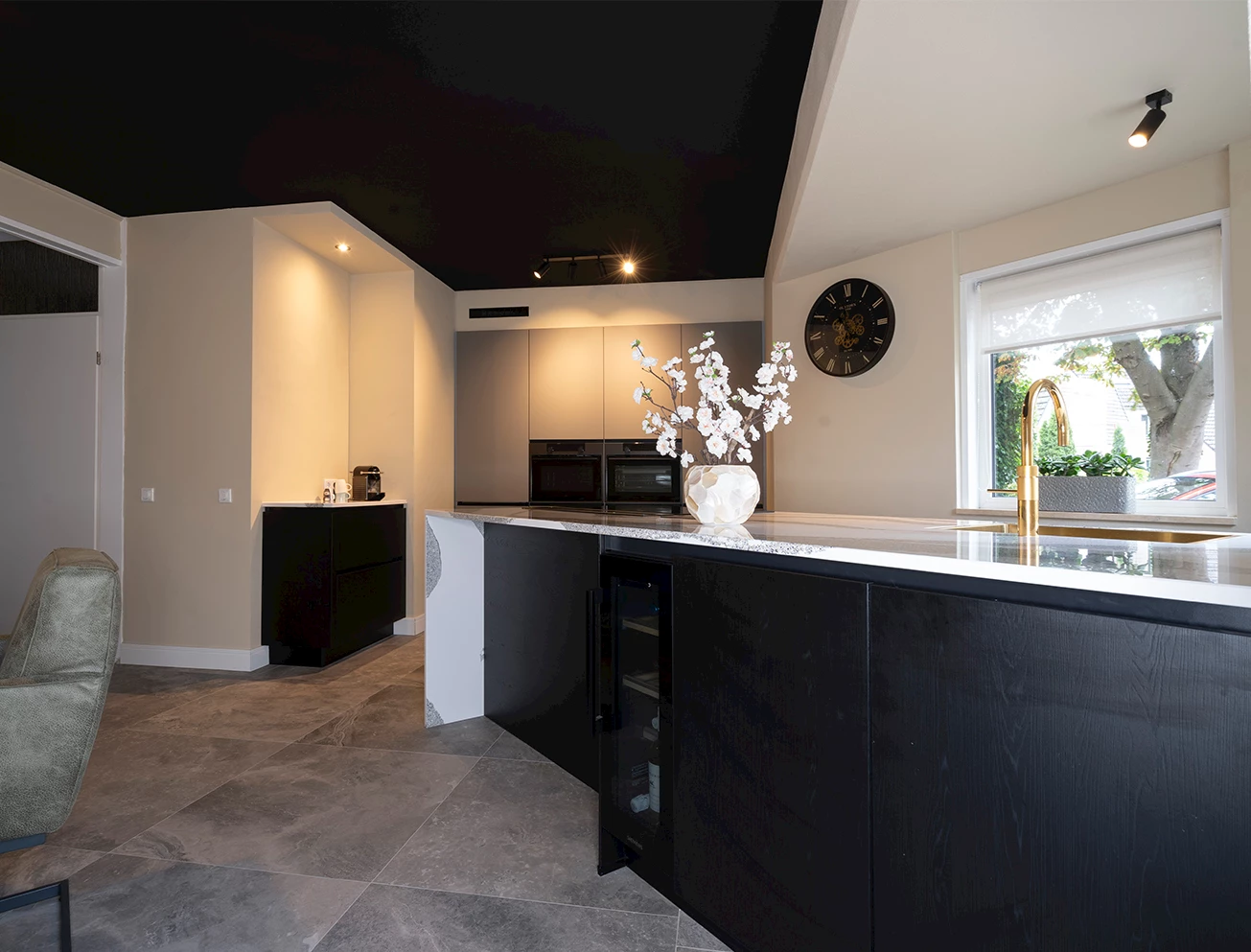 Design zwarte keuken met wit marmerlook blad