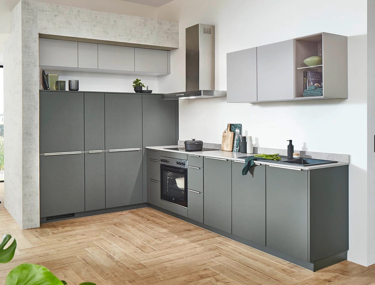 Moderne grijsgroene keuken met lichte bovenkasten