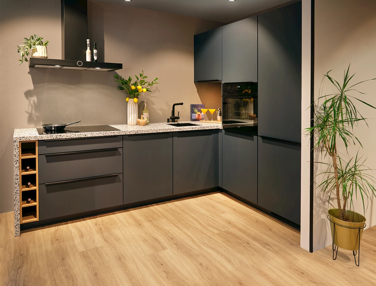 Klassieke L-keuken met kastenwand