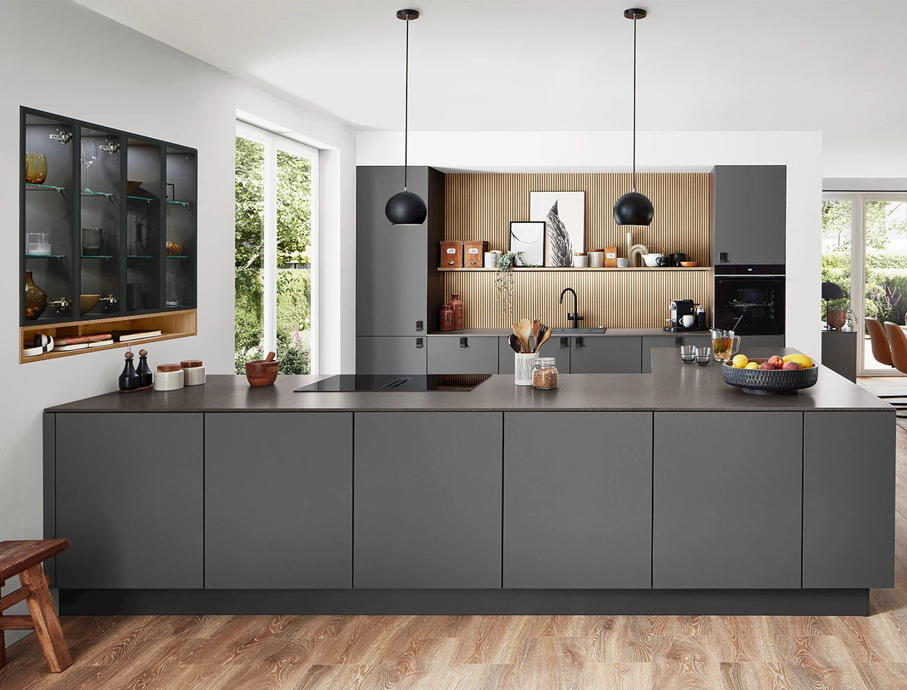 Grijze keuken met houten achterwand