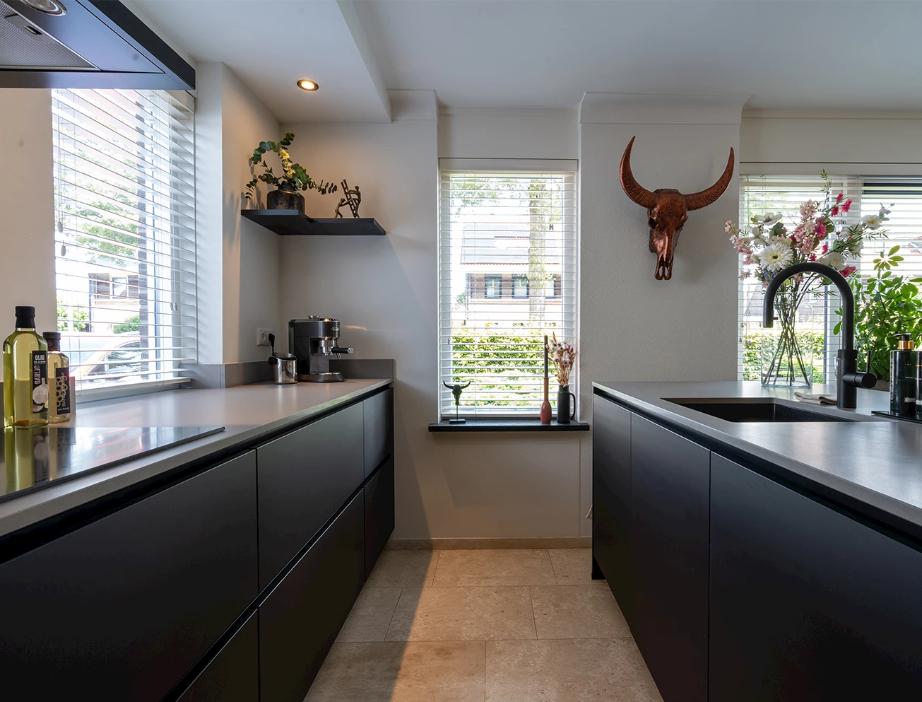 Moderne zwarte keuken met eiland