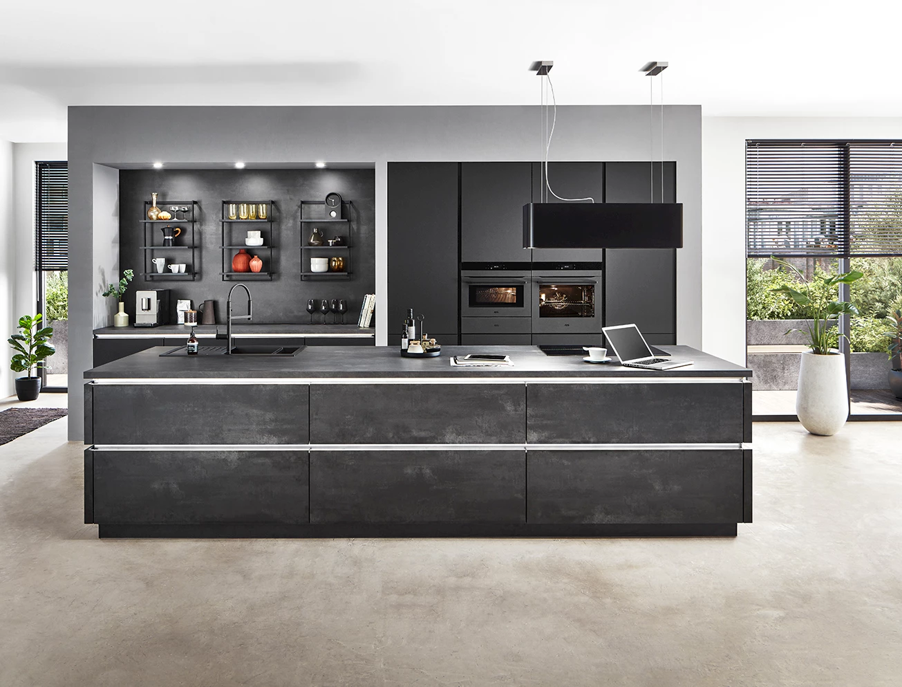 Donkere betonlook keuken met open schappen