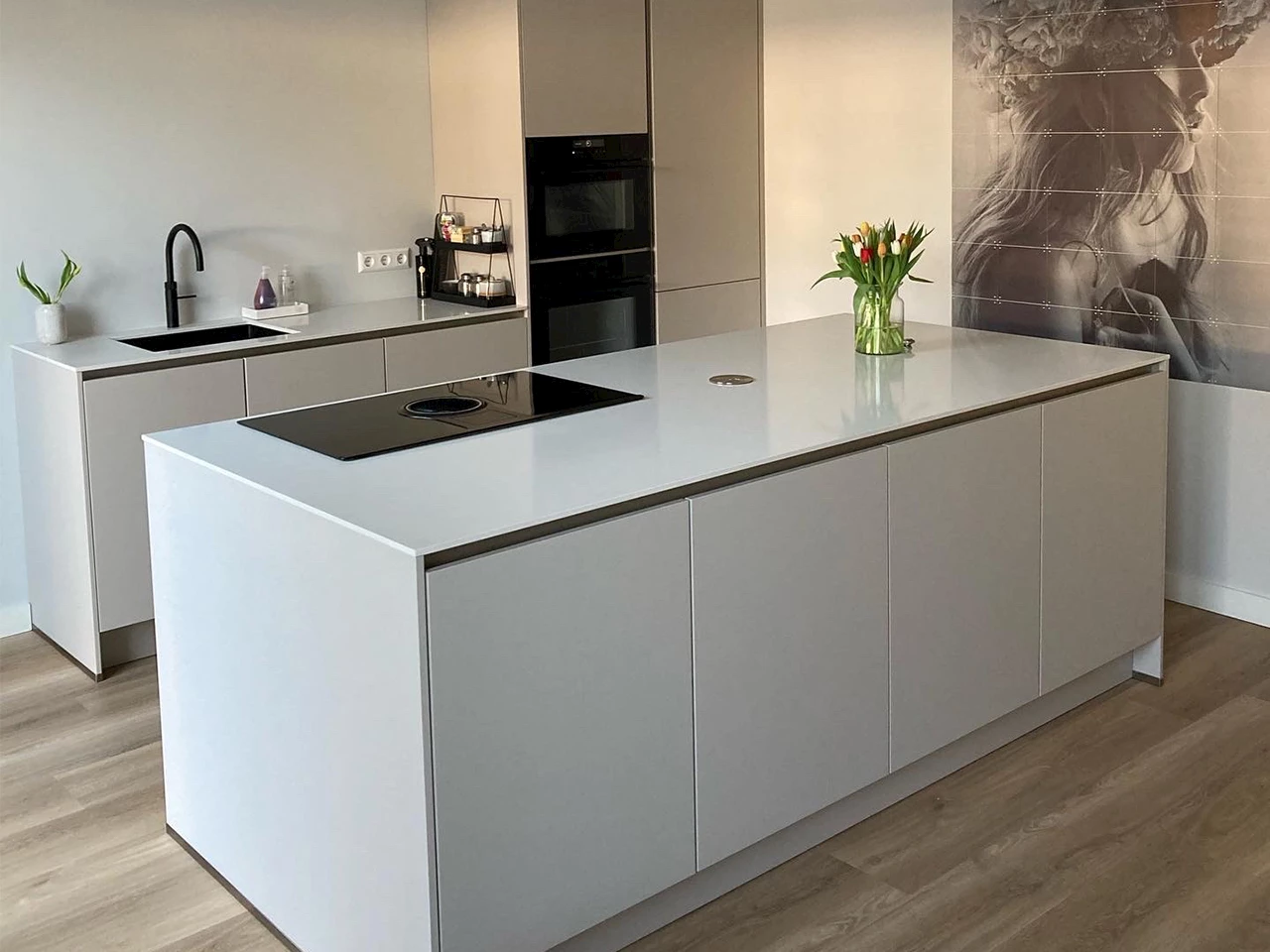 Witte keuken met eiland