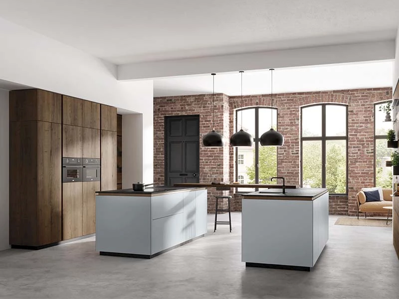 Witte keuken met houten blad